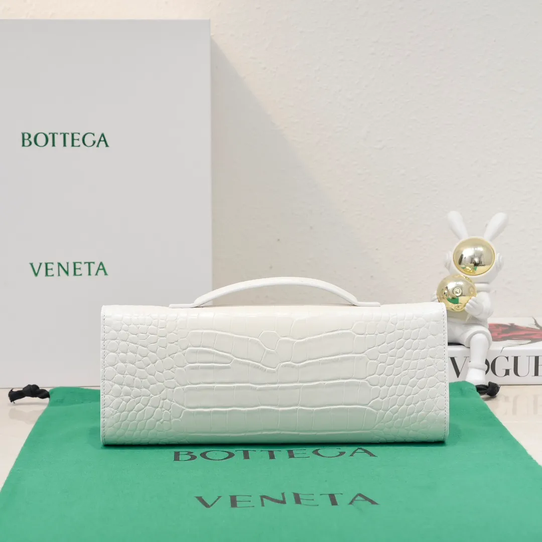 Batch 1420 Bottega Veneta Fall in love with Andiamo at first sight, new design, natural Nile rare leather crocodile pattern complex handbag, a model handbag for women, no need for color cover, no emotional camouflage, immersive depth and excitement, the classic element KNOT knot is inspired, modernist aesthetics and jewelry field craftsmanship reinterpret the knot element, bringing a clutch full of modern texture and elegant and quiet lady spirit. Style number: 1511 Size: 31*13*3cm